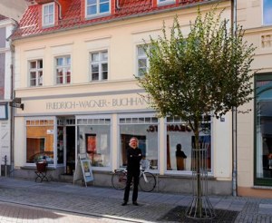 Holger Brandstädt vor seiner Friedrich-Wagner-Buchhandlung © privat