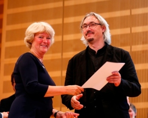 Kulturstaatsministerin Monika Grütters überreicht Holger Brandstädt den Deutschen Buchhandlungspreis 2015 © Bundesregierung/Orlowski